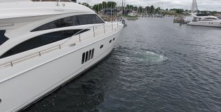 Princess yacht 67 feet docking using sleipner thruster system
